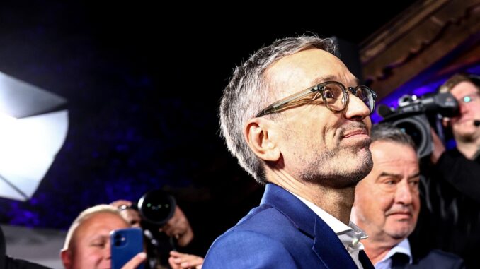 El ultraderechista Herbert Kickl, líder del partido liberal de Austria FPÖ, celebra el resultado electoral de su partido, el 29 de septiembre de 2024. EFE/EPA/FILIP SINGER
 EFE/EPA/FILIP SINGER
