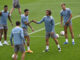 Griezmann y Giménez se saludan, junto a Llorente y Reinildo, durante el entrenamiento de este sábado.-EFE/ Víctor Lerena