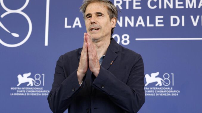 El director brasileño Walter Salles posa en un photocall de 'Ainda Estou Aqui (Todavía estoy aquí)' en el 81º Festival Internacional de Cine de Venecia, en Venecia, Italia, el 1 de septiembre de 2024. La película se presenta en la competición oficial 'Venezia 81' del festival que se celebra del 28 de agosto al 7 de septiembre de 2024. (Cine, Brasil, Italia, Niza, Venecia) EFE/EPA/FABIO FRUSTAC
