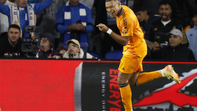 El delantero del Real Madrid Kylian Mbappé celebra su gol durante el partido de la quinta jornada de LaLiga EA Sports entre la Real Sociedad y el Real Madrid, este sábado en el Real Arena de San Sebastián (País Vasco). EFE/Juan Herrero
