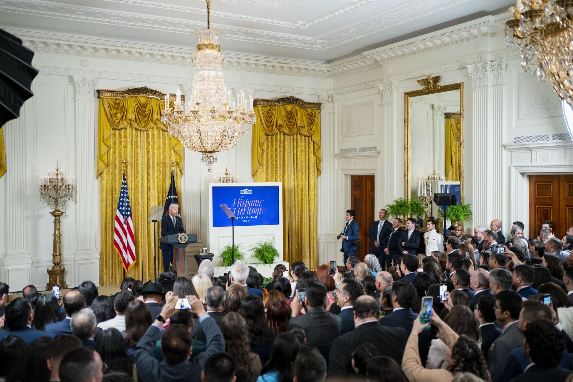 El presidente de Estados Unidos, Joe Biden, habla durante una recepción en celebración del Mes de la Herencia Hispana en Washington, DC, el 18 de septiembre de 2024. EFE/BONNIE CASH/Pool
