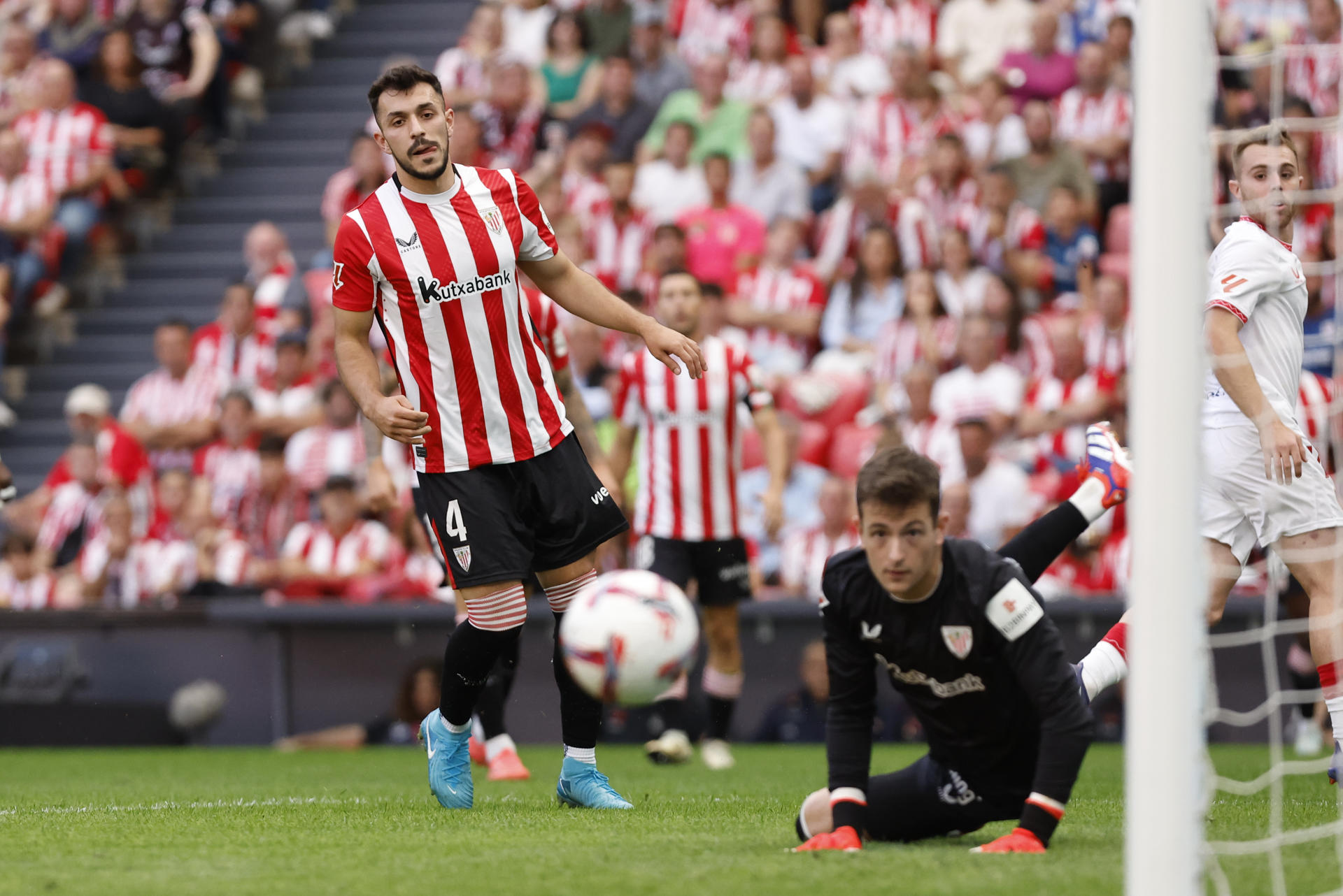 El portero del Athletic de Bilbao, Julen Agirrezabala (d) y Aitor Paredes (i) ante una ocasión del Sevilla FC durante el partido de LaLiga contra el Sevilla este domingo en el estadio San Mamés en Bilbao. EFE/ Miguel Tona
