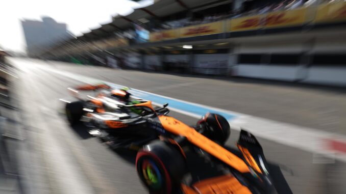 El piloto británico Lando Norris del equipo McLaren F1 Team conduce por el pitlane durante la clasificación para el Gran Premio de Azerbaiyán de Fórmula Uno 2024, en el Circuito de la Ciudad de Bakú en Bakú, Azerbaiyán. EFE/EPA/ALI HAIDER/PISCINA
