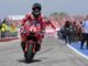 El piloto italiano Enea Bastianini de Ducati Lenovo Team celebra la victoria de la carrera de MotoGP del Gran Premio de Motociclismo de Emilia Romagna en el circuito mundial de Misano Marco Simoncelli en Misano Adriatico, Italia. EFE/EPA/DANILO DI GIOVANNI