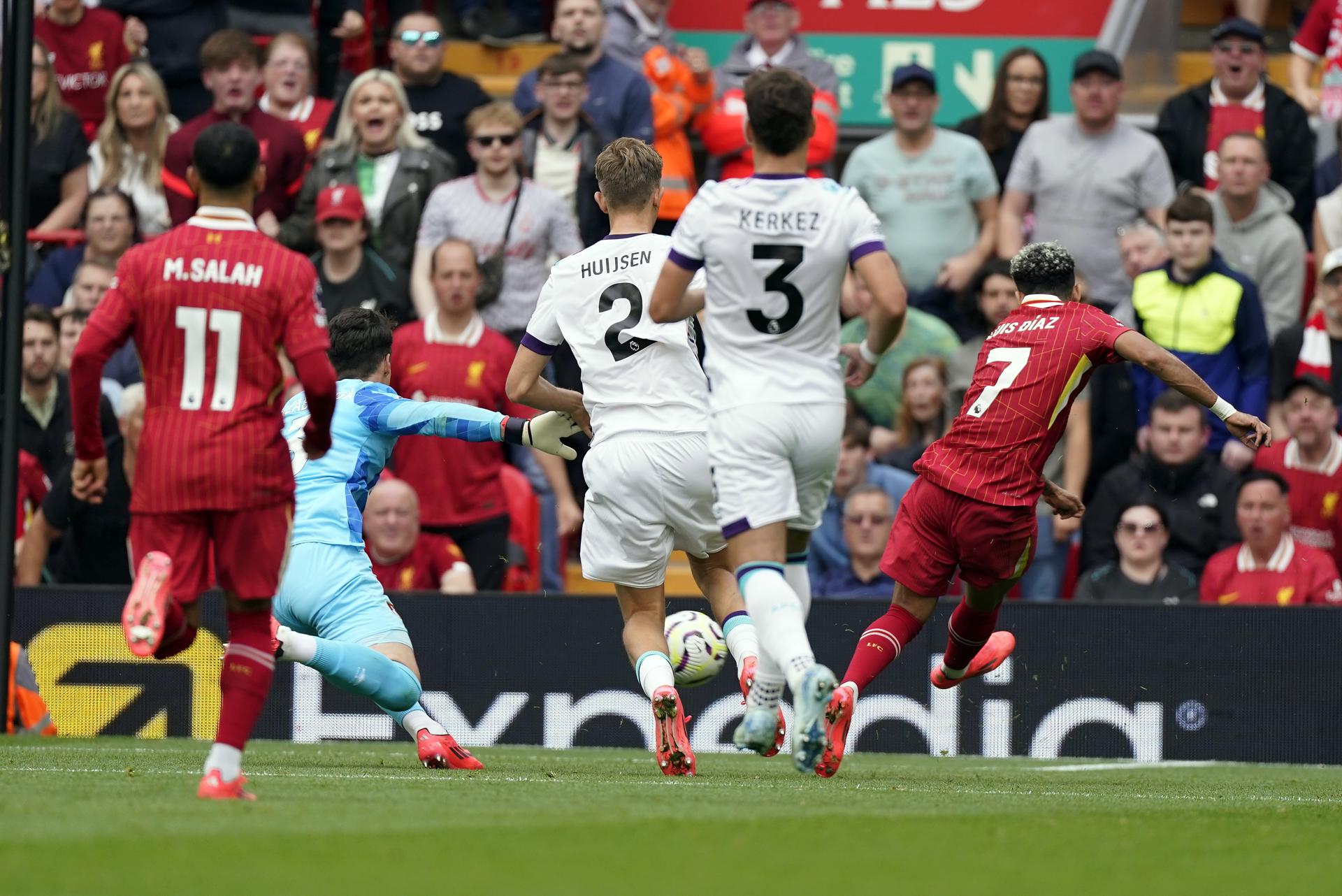 El delantero Luis Diaz, del Liverpool, marca el 2-0 durante el partido de la Premier League que han jugado Liverpool y AFC Bournemouth en Liverpool, Reino Unido. EFE/EPA/TIM KEETON
