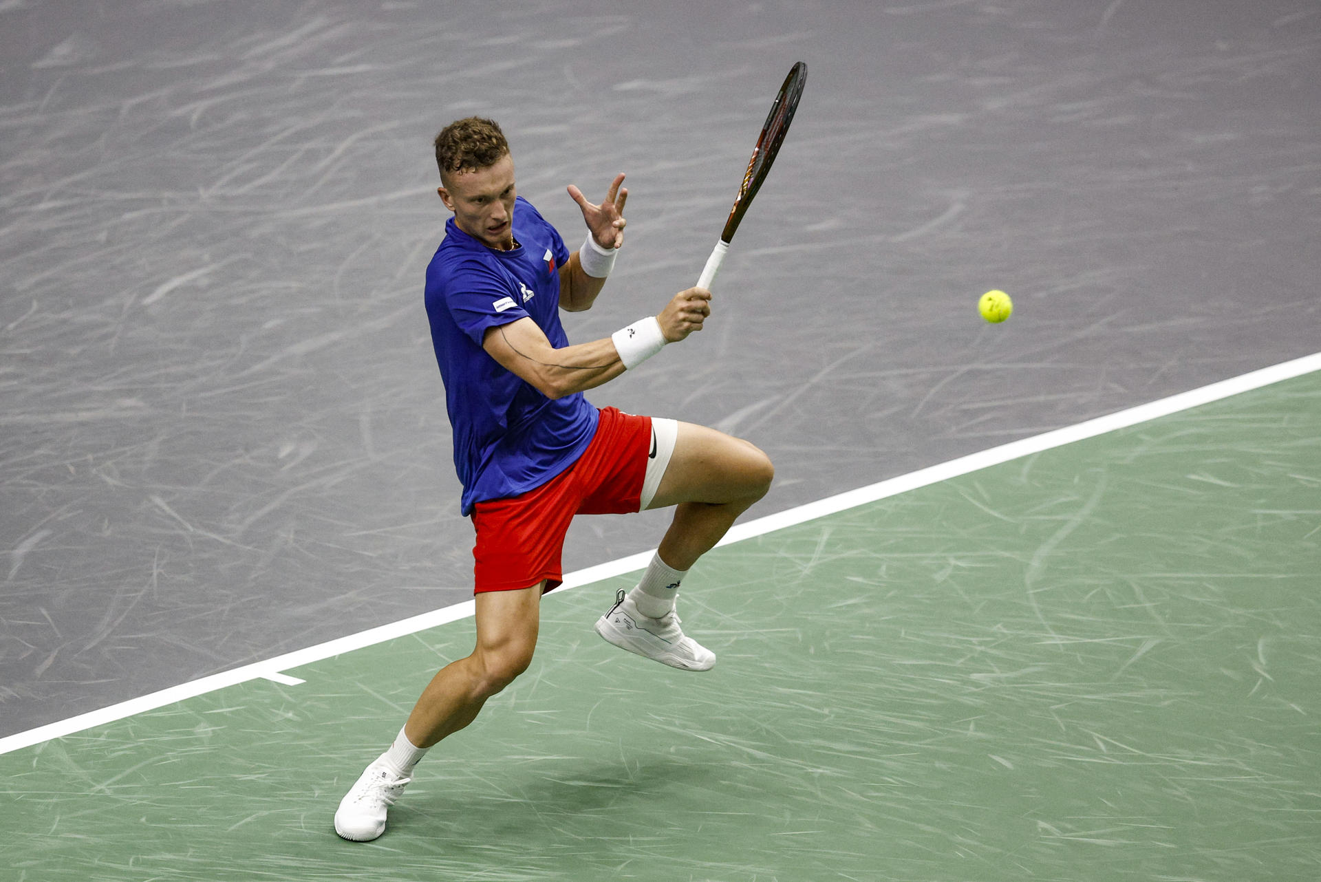 El jugador de la República Checa, Jiri Lehecka, devuelve una pelota ante el jugador de la selección española, Roberto Bautista, durante el primer partido individual de la segunda jornada del Grupo B de las Finales de la Copa Davis que disputan en el Pabellón Fuente San Luis. EFE/Kai Foersterling
