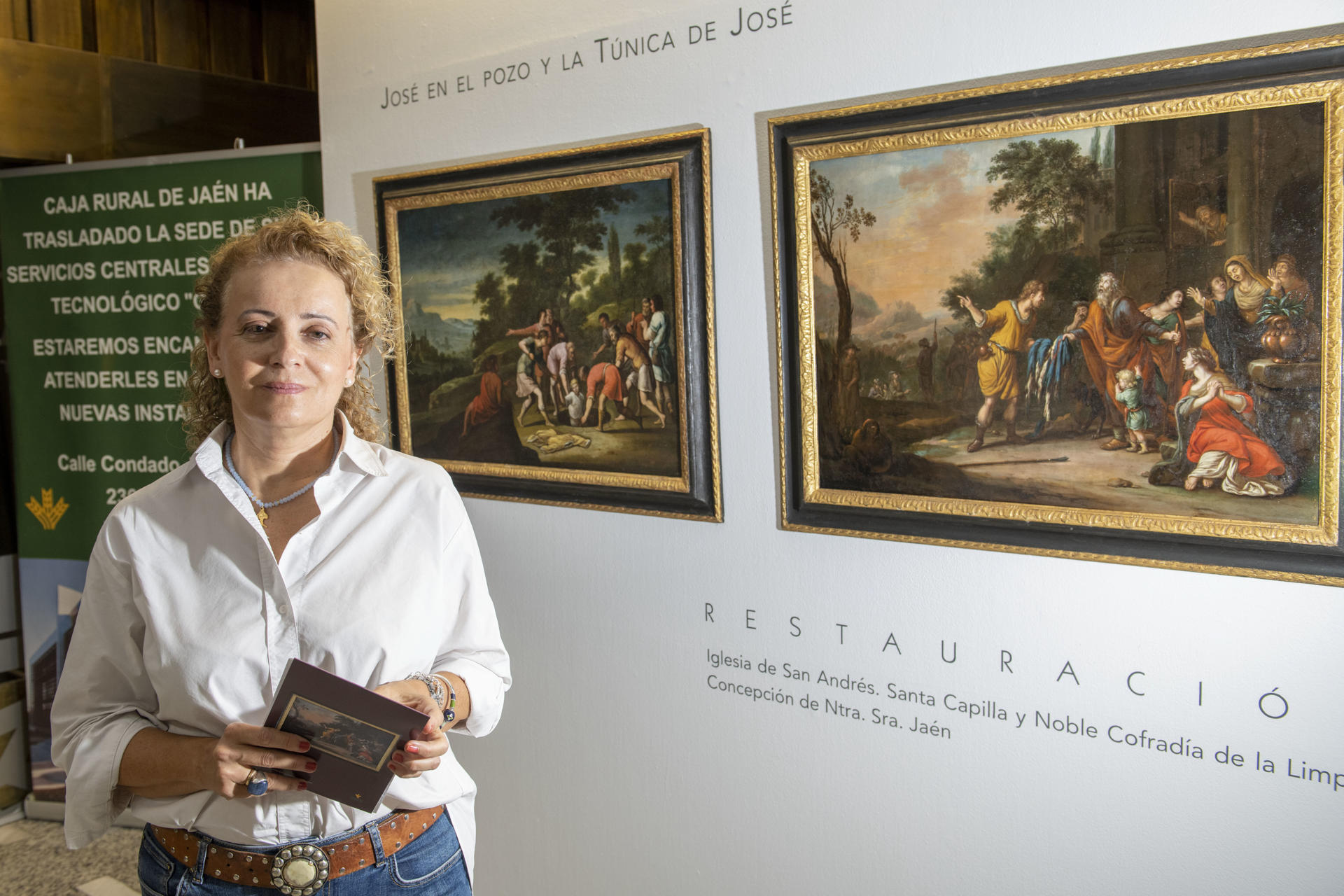 Pilar Rodrigo, técnica de la Fundación Caja Rural de Jaén, en la entrevista con la Agencia EFE. 'José en el pozo' y 'La túnica de José', que forman parte del patrimonio de la Santa Capilla de San Andrés de Jaén, son los títulos de los dos cuadros cuya autoría se atribuye a dos pintores de la corte de Felipe IV y que están relacionados con el coleccionismo nobiliario de la época. Estos dos óleos se han expuesto ahora en el Espacio La Rural, en la sede de la Caja Rural de Jaén, tras un minucioso proceso de restauración que ha servido para recuperar un patrimonio del que hay constancia de su donación a Jaén en el año 1785. EFE/José Manuel Pedrosa
