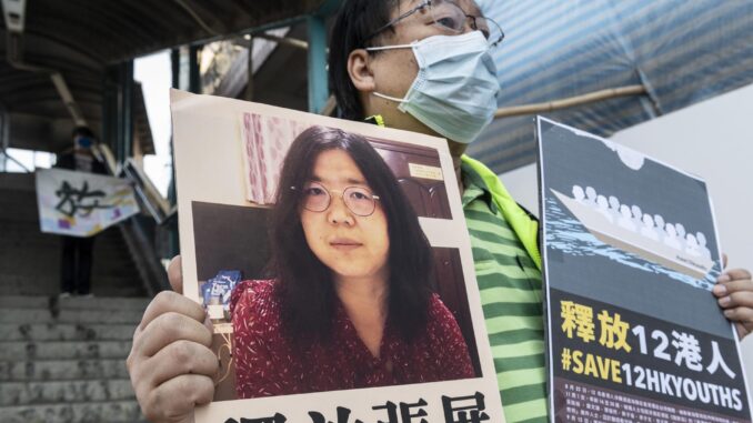 Imagen de Archivo de un activista prodemocracia en una protesta próxima a la Oficina de Enlace del Gobierno Popular Central en el departamento de la Región Administrativa Especial de Hong Kong con un cartel en apoyo de la periodista china Zhang Zhan.
 EFE/EPA/MIGUEL CANDELA
