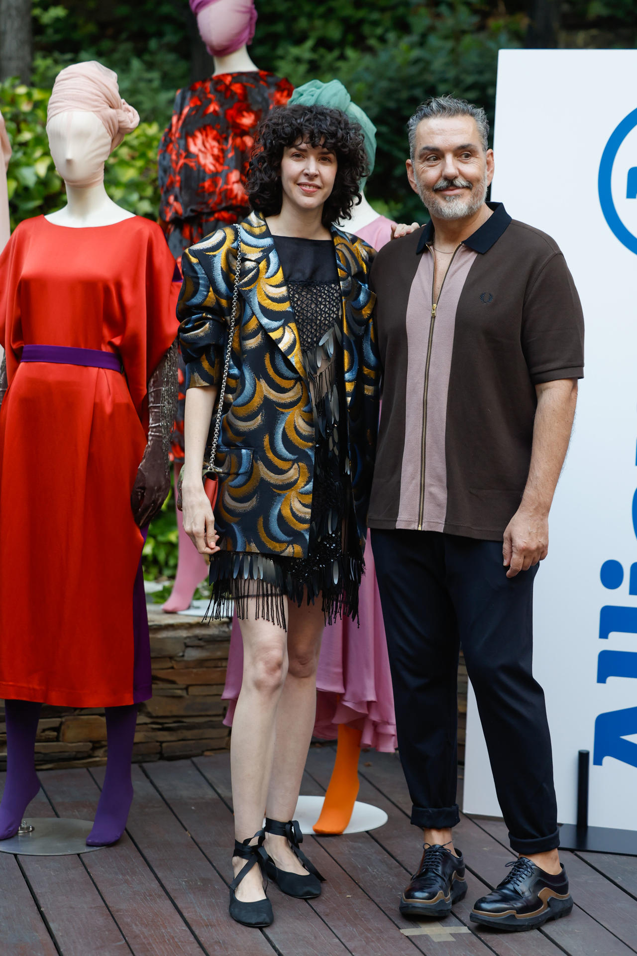 El diseñador Juan Duyos (d) posa junto a la artista Brianda Eugenia Fitz-James Stuart y Fernández de Castro (i) durante su desfile dentro de la MBFWMadrid, este lunes en Madrid. EFE/ Juanjo Martín
