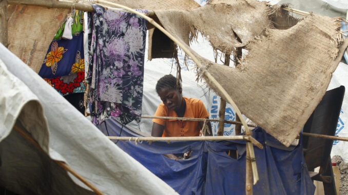 Imagen del 11 de febrero de 2024 de una mujer en un campamento de refugiados en la RCA. EPA/LEGNAN KOULA
