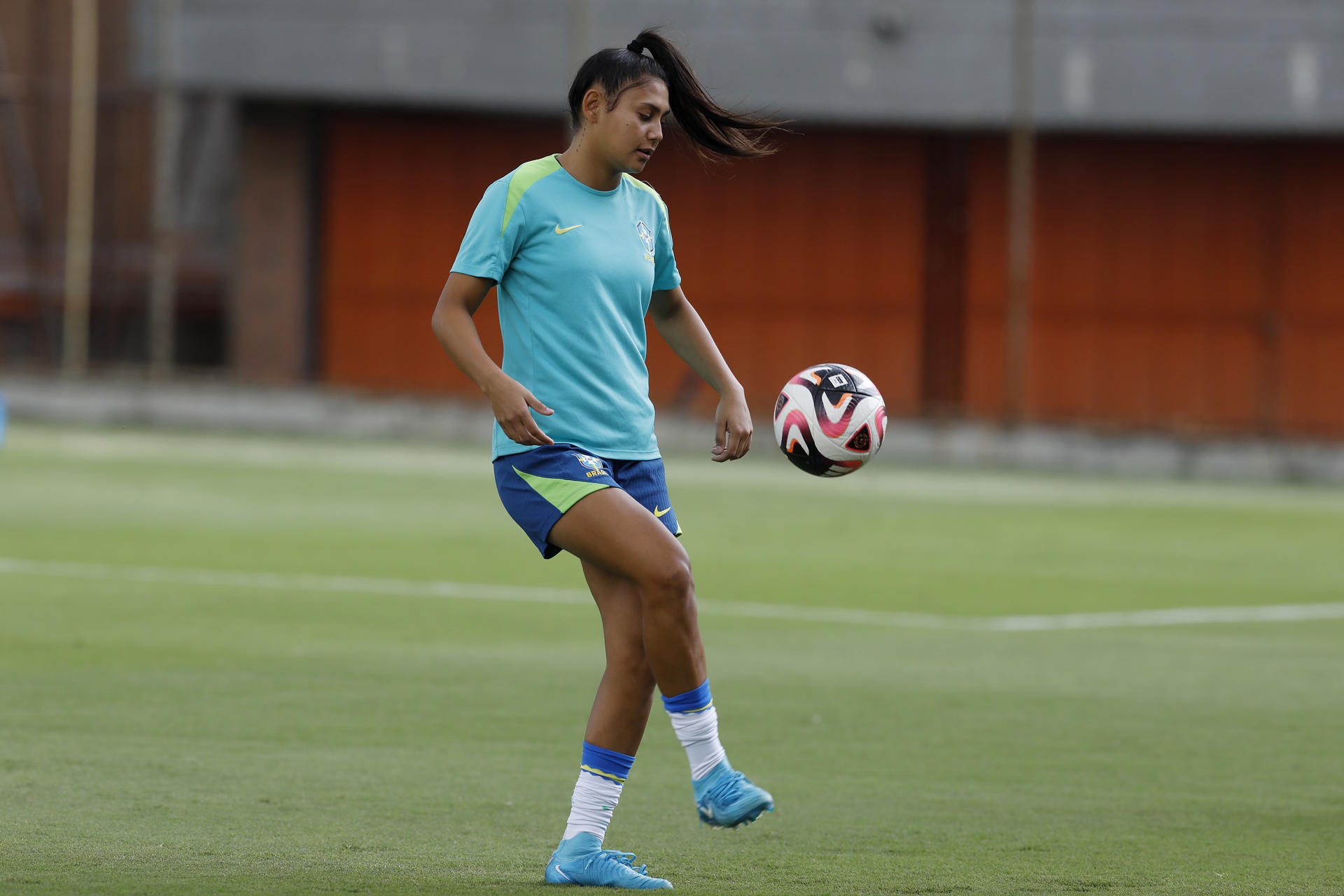 Gisele de Brasil controla el balón en un entrenamiento de la selección femenina de fútbol sub-20 en el Polideportivo Sur de Envigado (Colombia). EFE/ Luis Eduardo Noriega Arboleda
