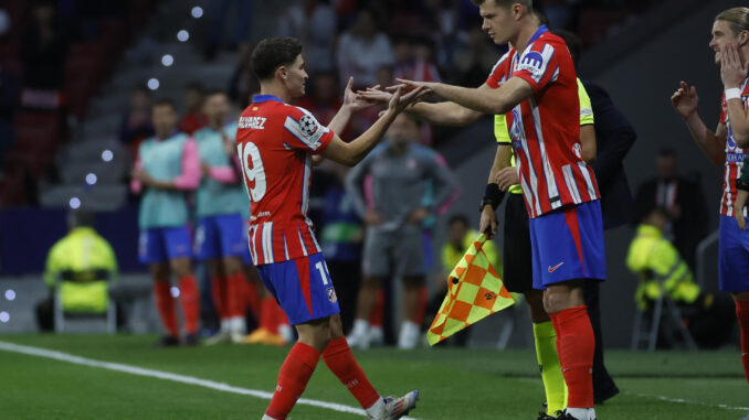 El delantero argentino del Atlético de Madrid Julián Álvarez (i) se cambia por el delantero noruego Alexander Sørloth, durante el encuentro correspondiente a la primera jornada de la Liga de Campeones que disputaron Atlético de Madrid y el RB Leipzig en el estadio Cívitas Metropolitano de Madrid. EFE/ Juanjo Martín.
