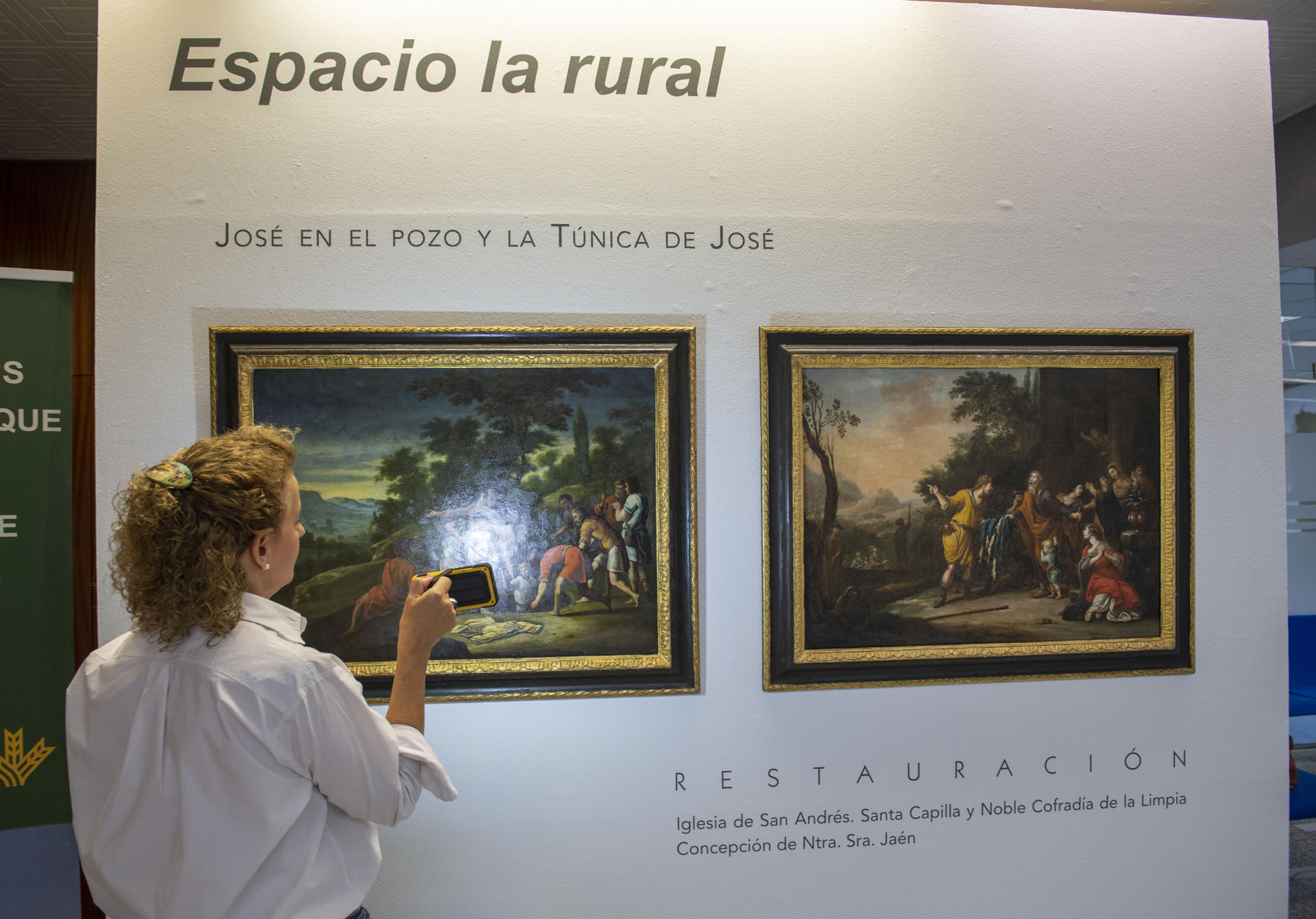 'José en el pozo' y 'La túnica de José', que forman parte del patrimonio de la Santa Capilla de San Andrés de Jaén, son los títulos de los dos cuadros cuya autoría se atribuye a dos pintores de la corte de Felipe IV y que están relacionados con el coleccionismo nobiliario de la época. Estos dos óleos se han expuesto ahora en el Espacio La Rural, en la sede de la Caja Rural de Jaén, tras un minucioso proceso de restauración que ha servido para recuperar un patrimonio del que hay constancia de su donación a Jaén en el año 1785. EFE/José Manuel Pedrosa
