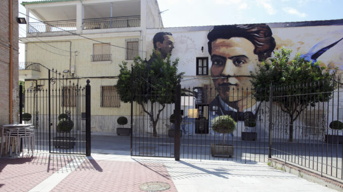 La compra del edificio contiguo al Museo Casa Natal de Federico García Lorca, en Fuente Vaqueros (Granada), para su ampliación permitirá ordenar las visitas, fomentando especialmente las de escolares, y adaptar el espacio museístico a la accesibilidad a través de un proyecto que prevé estar licitado en el primer semestre de 2025. EFE/ Pepe Torres
