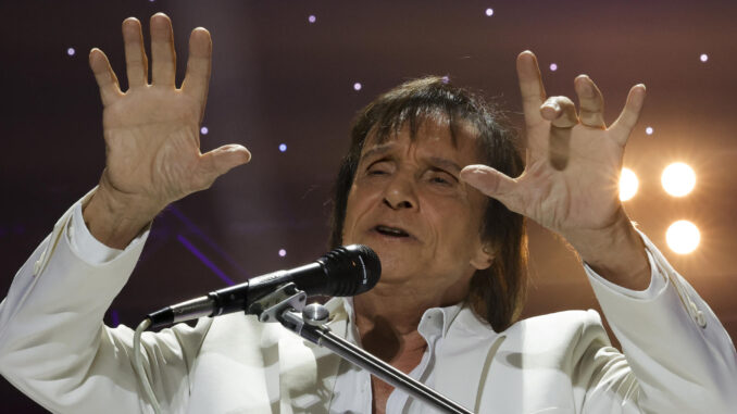 Un momento del concierto del cantante brasileño Roberto Carlos, este jueves en Madrid. EFE/ Zipi
