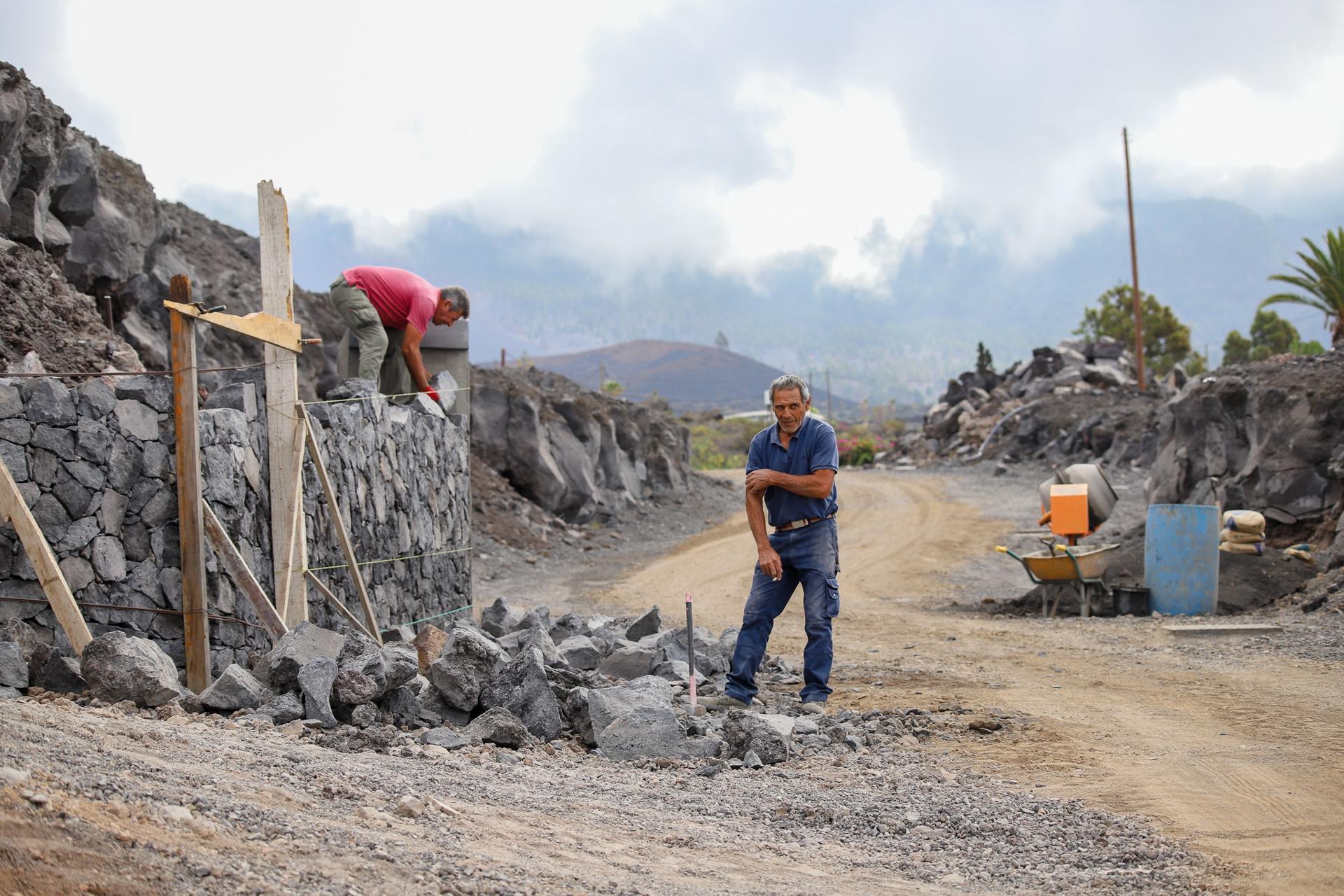 Imagen de la reconstrucción de caminos y accesos a viviendas sobre las coladas del volcán Tajogaite, de cuya erupción se cumplen tres años este jueves. EFE / Luis G Morera.
