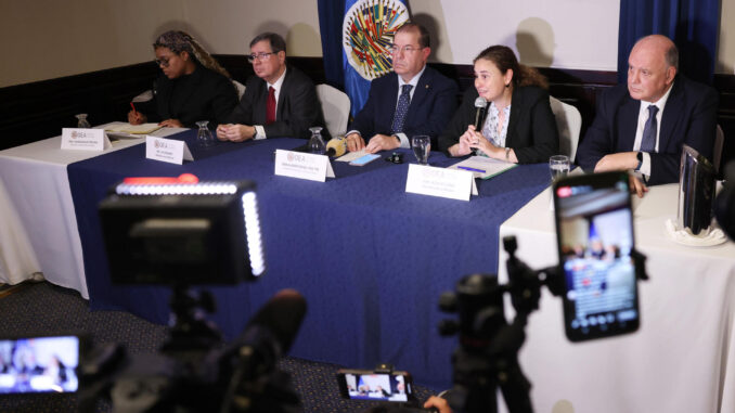 El representante de la OEA en Guatemala, Diego José Paz y la integrante de la misión de la OEA Rossana Celorio, participan en una conferencia de prensa este miércoles en Ciudad de Guatemala (Guatemala). EFE/ Stringer
