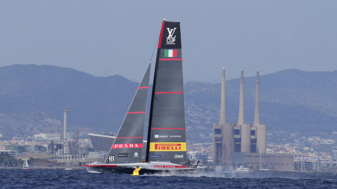 El barco italiano Luna Rossa durante su participación en la ronda clasificatoria 'Round Robin' de la Copa del América de Barcelona, este domingo. EFE/Siu Wu
