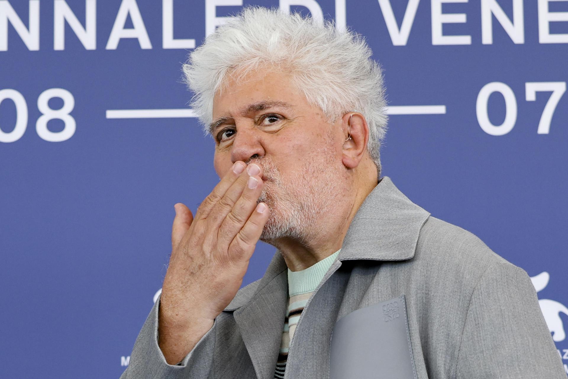 El cineasta y productor español Pedro Almodóvar posa en un photocall de 'La habitación de al lado' en el 81º Festival Internacional de Cine de Venecia, en Venecia, Italia, el 2 de septiembre de 2024. La película se presenta en la competición oficial 'Venezia 81' del festival que se celebra del 28 de agosto al 7 de septiembre de 2024. (Cine, Italia, Niza, Venecia) EFE/EPA/FABIO FRUSTAC
