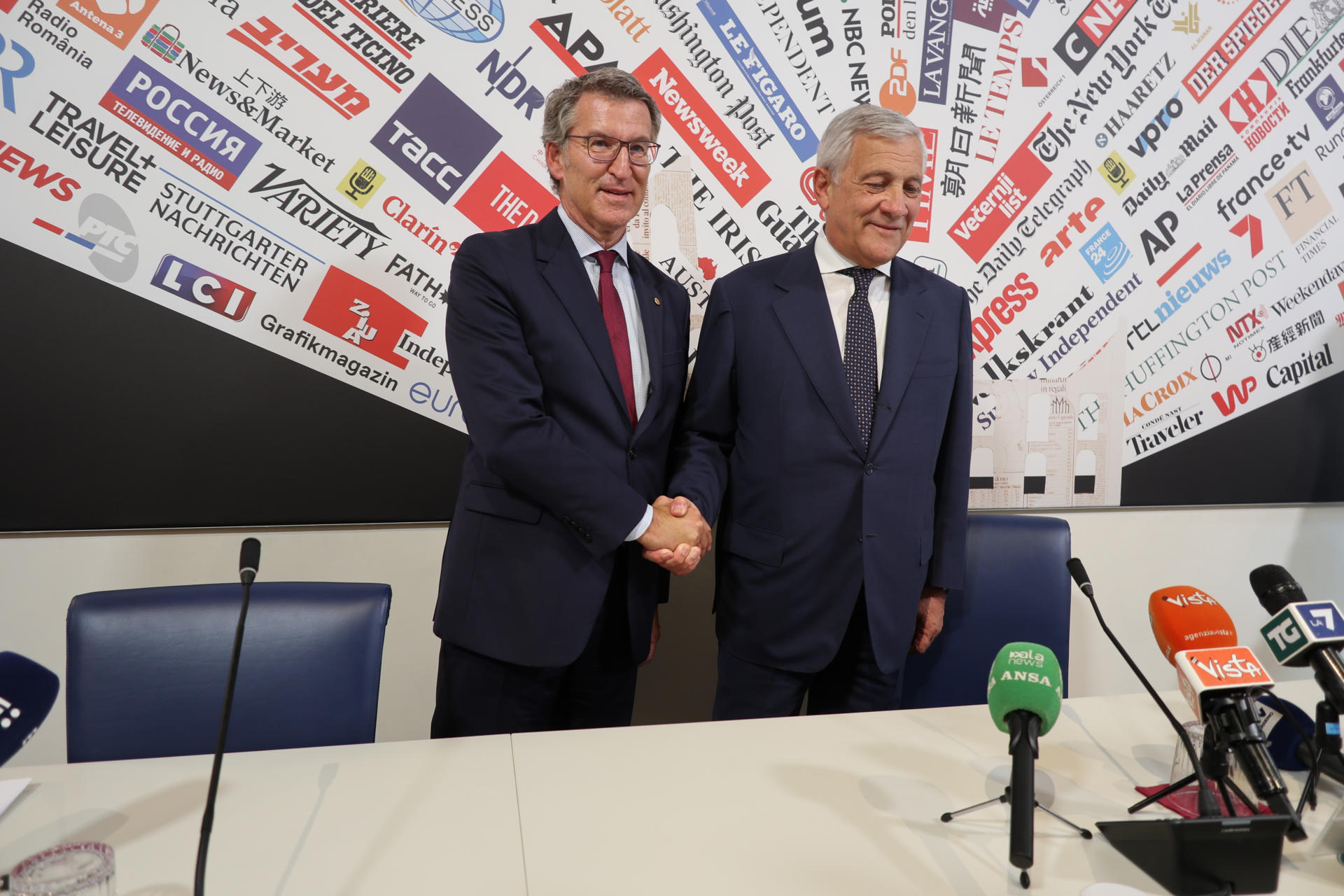 El líder del PP, Alberto Núñez Feijóo (i), y el ministro de Exteriores de Italia, Antonio Tajani, ofrecen una rueda de prensa con motivo de su encuentro este jueves en Roma (Italia). EFE/ Joan Mas Autonell
