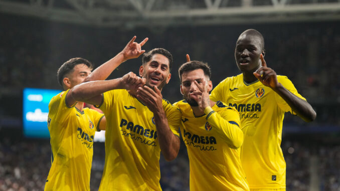 El delantero del Villarreal Ayozé Pérez (2-i) celebra con sus compañeros tras marcar el segundo gol ante el Espanyol, durante el partido de la séptima jornada de LaLiga que RCD Espanyol y Villarreal CF disputaron en el RCDE Stadium de Cornellá, en Barcelona. EFE/Alejandro García
