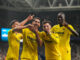 El delantero del Villarreal Ayozé Pérez (2-i) celebra con sus compañeros tras marcar el segundo gol ante el Espanyol, durante el partido de la séptima jornada de LaLiga que RCD Espanyol y Villarreal CF disputaron en el RCDE Stadium de Cornellá, en Barcelona. EFE/Alejandro García