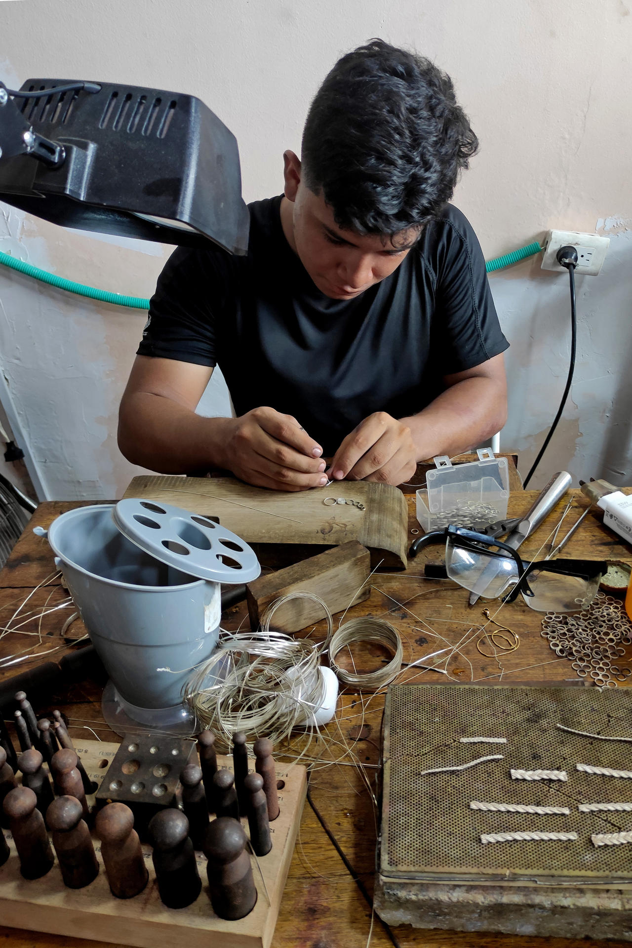 Fotografía del 13 de septiembre de 2024 de un alumno de orfebrería de la Institución Educativa Técnica Tomasa Nájera trabajando en un taller de Mompox (Colombia).EFE/ Eva García
