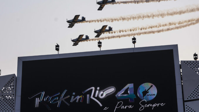 El aviones del 'Esquadrón del aire' se presentan durante el Festival Rock in Río este sábado, en Río de Janeiro (Brasil). Lulu Santos, con 71 años de edad y cinco décadas de carrera, fue el encargado de abrir los conciertos de este sábado en el Rock in Río, en una jornada del festival dedicada al pop y que cuenta con Imagine Dragons y OneRepublic como principales atracciones. EFE/ Antonio Lacerda
