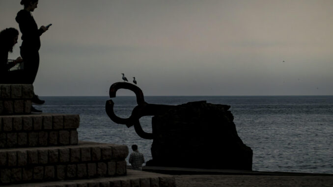 Vista del Peine del Viento, en San Sebastián, a primera hora de este viernes.EFE/Javier Etxezarreta
