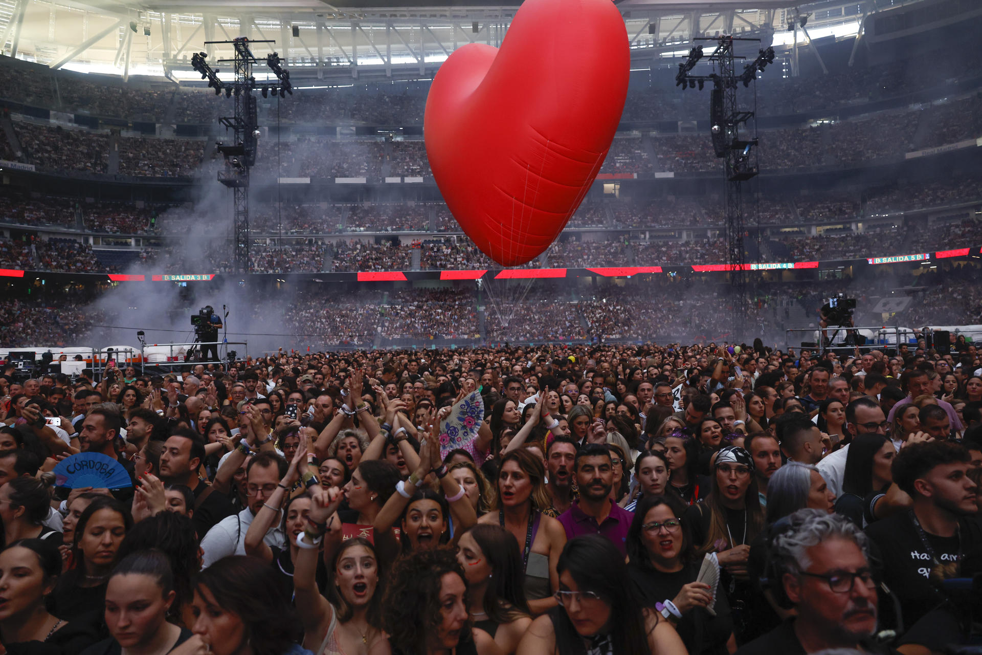 Imagen de archivo de asistentes a un concierto el pasado mes de junio en el estadio Santiago Bernabéu, en Madrid. EFE/Juanjo Martín
