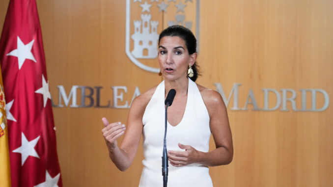 La portavoz de VOX, Rocío Monasterio, en rueda de prensa ofrecida en el marco del pleno celebrado este jueves en la Asamblea de Madrid. EFE/Borja Sánchez-Trillo
