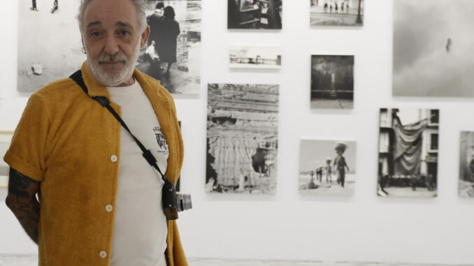 Vista de la presentación en el Centro Andaluz de Arte Contemporáneo (CAAC) de la exposición "Diversidad en la colección del CAAC. La mirada fotográfica de Alberto García-Alix", en la que el reconocido fotógrafo (i) presenta su selección de entre las más de 1.400 obras del fondo, y "Rede social", del colectivo Opa vivará, una instalación comisariada en el CAAC por Jimena Blázquez Abascal que trae por primera vez a España la obra de estos artistas brasileños. EFE /José Manuel Vidal
