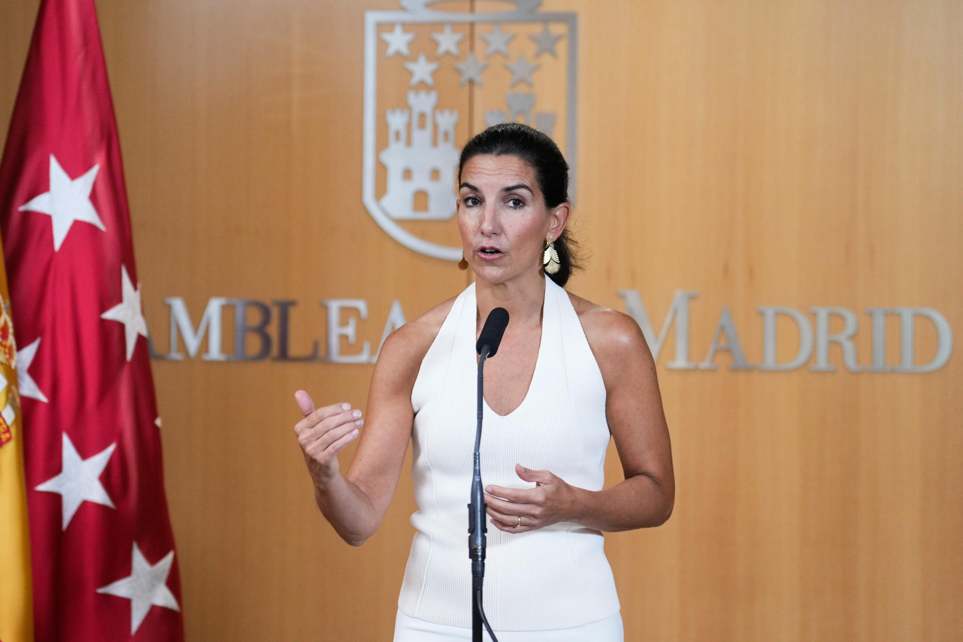 La portavoz de Vox, Rocío Monasterio, en rueda de prensa ofrecida en el marco del pleno celebrado este jueves en la Asamblea de Madrid. EFE/Borja Sánchez-Trillo
