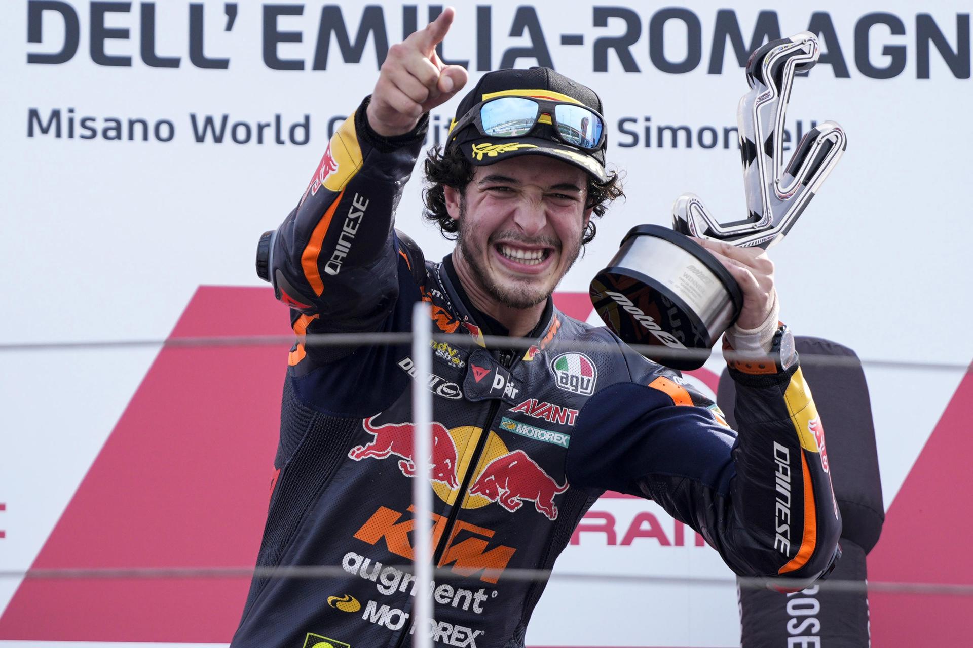 El italiano Celestino Vietti (Red Bull KTM Ajo) celebra su victoria en la carrera de Moto2 del Gran Premio de Emilia Romagna e el circuito Marco Simoncelli en Misano Adriatico, Italia. EFE/DANILO DI GIOVANNI
