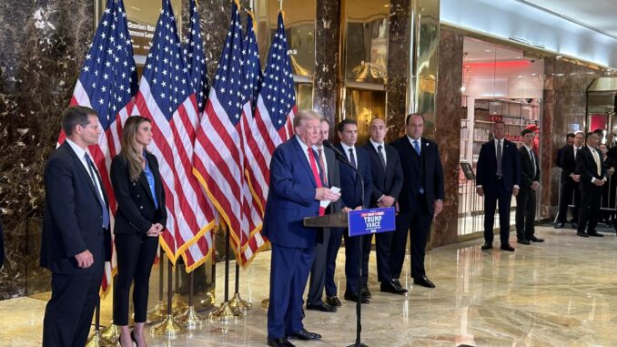 El expresidente y candidato a la presidencia, Donald Trump, habla durante una conferencia de prensa este viernes en el vestíbulo de la Torre Trump en Nueva York (EE.UU.). EFE/Javier Otazu
