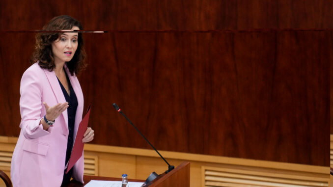 La presidenta de la Comunidad de Madrid, Isabel Díaz Ayuso, interviene en el pleno celebrado este jueves en la Asamblea de Madrid. EFE/Borja Sánchez-Trillo
