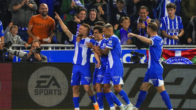 El extremo del Alavés Carlos Vicente Robles (i) celebra con sus compañeros tras anotar un gol ante el Sevilla, durante el partido de la jornada 6 de LaLiga EA Sports, entre el Deportivo Alavés y el Sevilla FC que se disputa este viernes, en el estadio de Mendizorrotza de Vitoria-Gasteiz. EFE/ Adrián Ruiz Hierro
