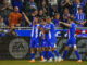 El extremo del Alavés Carlos Vicente Robles (i) celebra con sus compañeros tras anotar un gol ante el Sevilla, durante el partido de la jornada 6 de LaLiga EA Sports, entre el Deportivo Alavés y el Sevilla FC que se disputa este viernes, en el estadio de Mendizorrotza de Vitoria-Gasteiz. EFE/ Adrián Ruiz Hierro