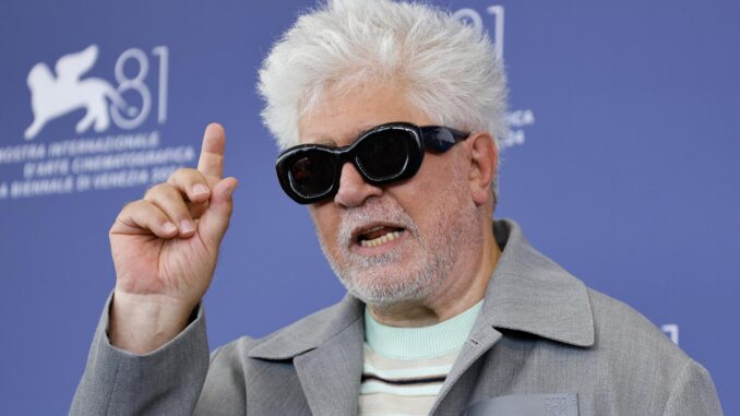 El cineasta y productor español Pedro Almodóvar posa en un photocall de 'La habitación de al lado' en el 81º Festival Internacional de Cine de Venecia, en Venecia, Italia, el 2 de septiembre de 2024. La película se presenta en la competición oficial 'Venezia 81' del festival que se celebra del 28 de agosto al 7 de septiembre de 2024. (Cine, Italia, Niza, Venecia) EFE/EPA/FABIO FRUSTAC
