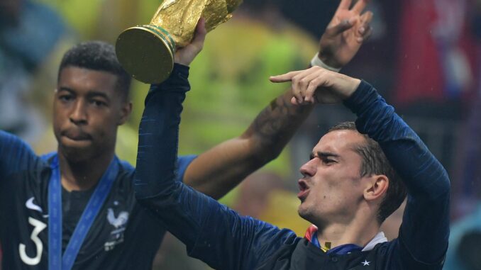 Griezmann, con la Copa del Mundo de Rusia 2018. EFE/EPA/PETER POWELL
