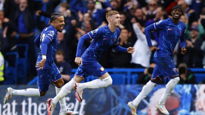 El jugador del Chelsea Cole Palmer (c) celebra uno de sus cuatro goles durante el partido de la Premier League sque han jugado Chelsea FC y Brighton & Hove Albion en Stamford Bridge n Londres, Reino Unido EFE/EPA/TOLGA AKMEN
