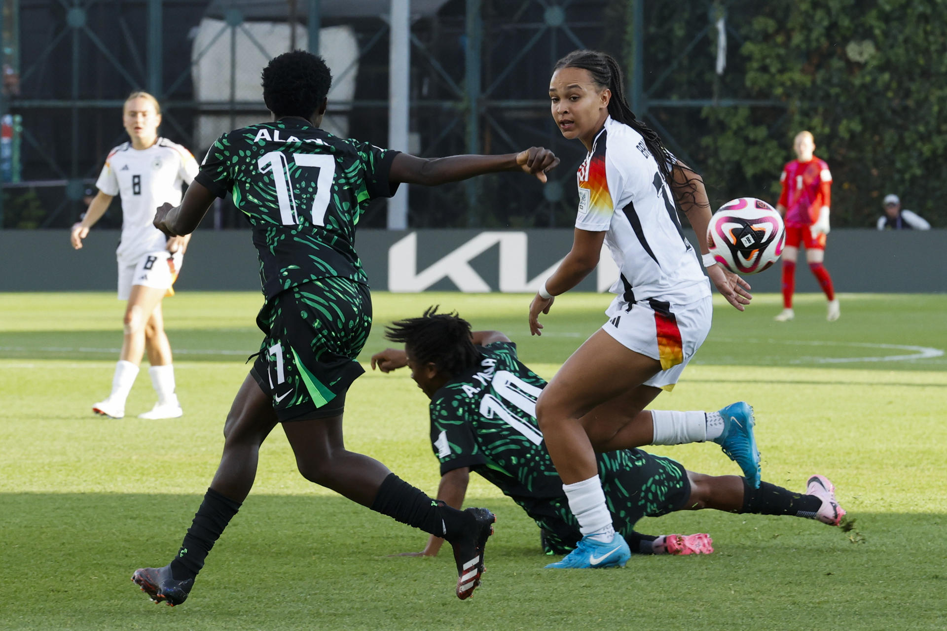 Lisa Lisa Baum (d) de Alemania disputa el balón con Jumoke Alani de Nigeria en un partido del grupo D de la Copa Mundial Femenina sub-20. EFE/ Mauricio Dueñas Castañeda
