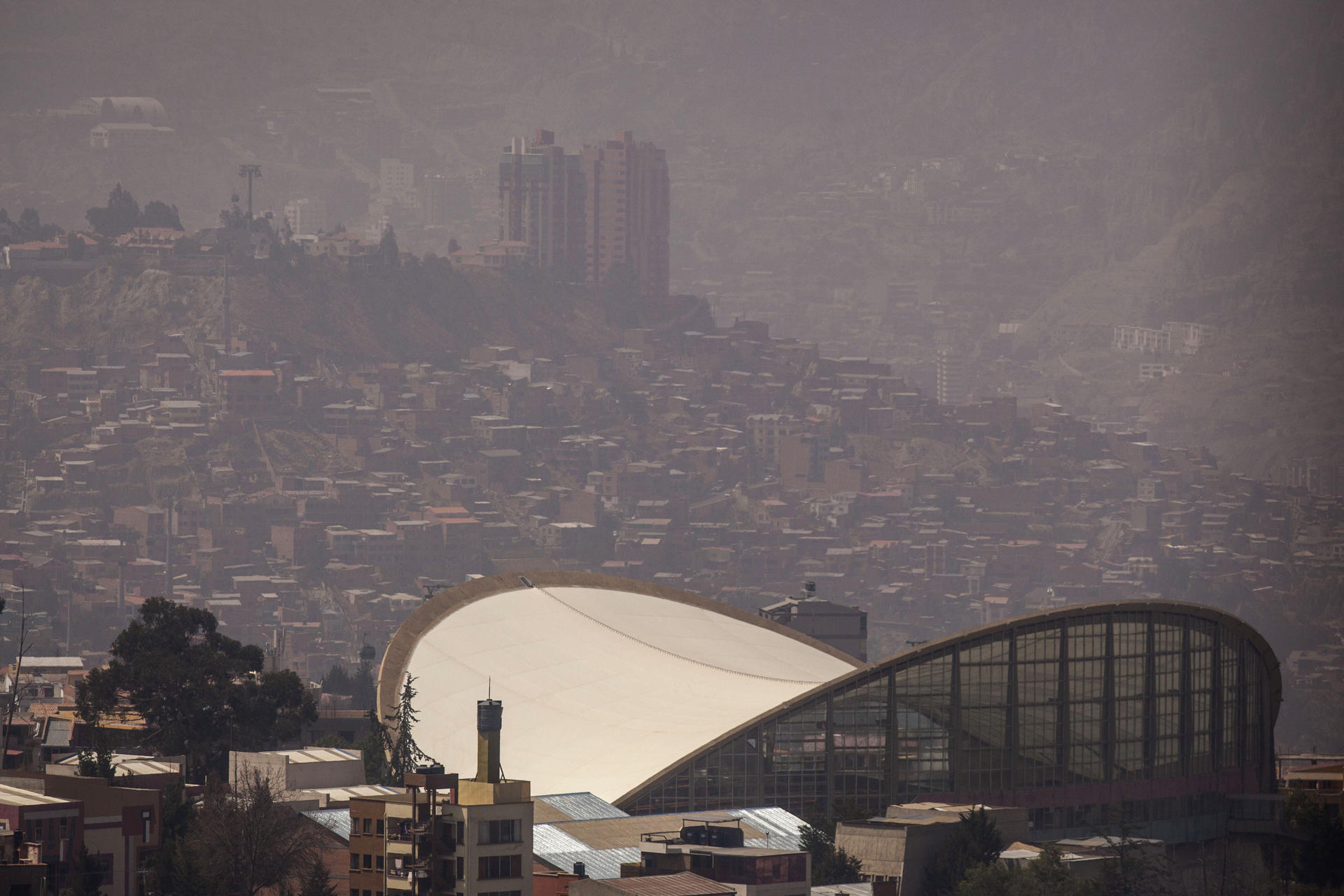 Fotografía que muestra este lunes una zona en la ciudad de La Paz (Bolivia), cubierta por una capa de humo ocasionada por los incendios. EFE/Esteban Biba
