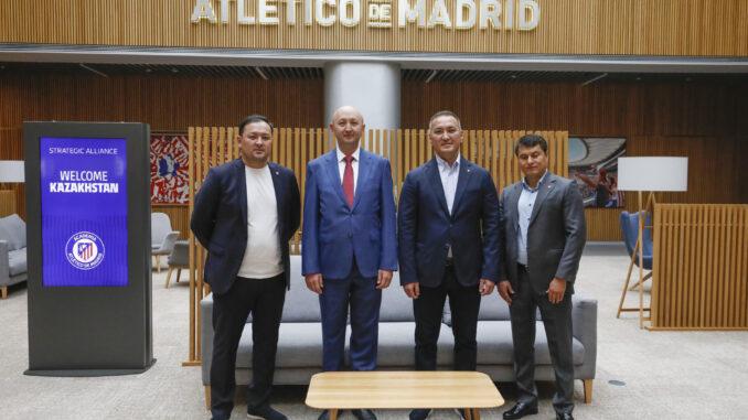 El embajador de la República de Kazajistán en España, Danar Mussayev (2i), durante la firma de un acuerdo de apoyo estratégico y métodos avanzados de entrenamiento futbolístico entre Doscar Group, la asociación pública "Sport Asset Management" y el club Atlético de Madrid, este jueves en el estadio Civitas Metropolitano, en Madrid. EFE/ David Fernández
