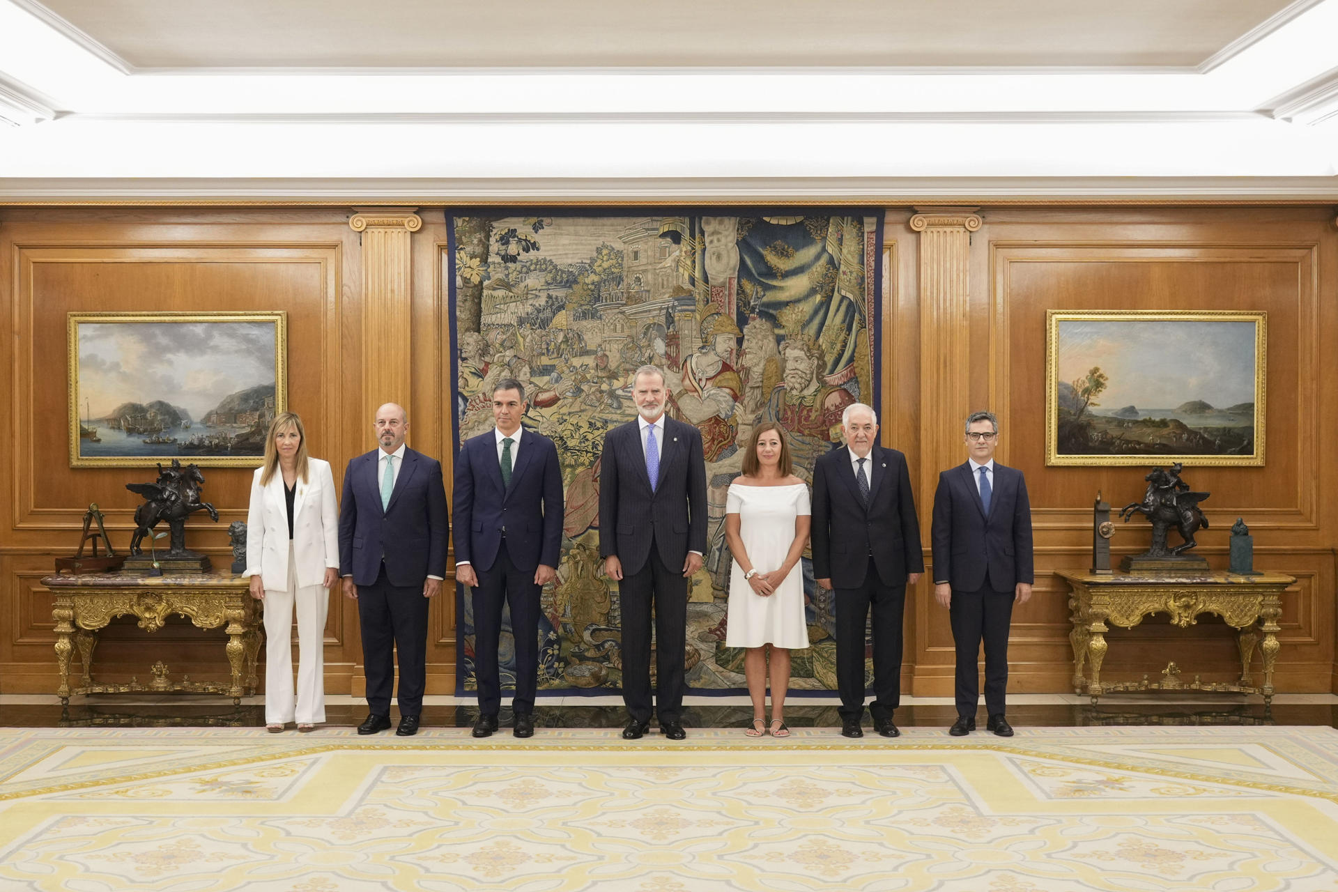 La magistrada Isabel Perelló (i) posa para una foto de grupo junto a (de izq a der) el presidente del Senado, Pedro Rollán; el presidente del Gobierno, Pedro Sánchez; el rey Felipe VI; la presidenta del Congreso, Francina Armengol; el presidente del Tribunal Constitucional, Cándido Conde-Pumpido, y el ministro de la Presidencia, Justicia y Relaciones con las Cortes, Félix Bolaños, durante la ceremonia en la prometió este miércoles ante el rey Felipe VI su cargo como presidenta del Consejo General del Poder Judicial y del Tribunal Supremo, con lo que se convierte en la primera mujer que está al frente de ambos órganos en toda su historia. EFE/ Borja Sánchez-Trillo
