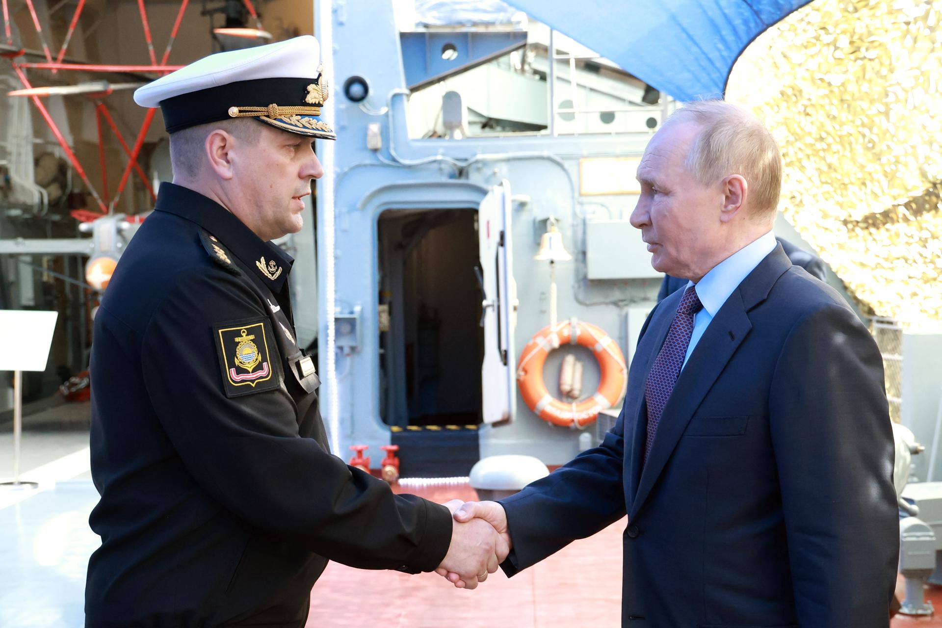 El presidente ruso, Vladimir Putin (d), estrecha la mano del comandante de la Flota rusa del Pacífico, almirante Viktor Liina, mientras visita la corbeta 'Rezkii' en la base naval del puerto de Vladivostok. EFE/EPA/ALEXEI NIKOLSKY/SPUTNIK/KREMLIN POOL MANDATORY CREDIT
