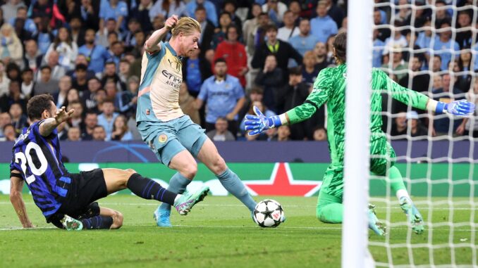 El jugador belga del City Kevin De Bruyne (C) en acción anre Hakan Calhanoglu (L) y el portero Yann Sommer durante el partido de la UEFA Champions que han jugado Manchester City e Inter en Manchester, Reino Unido. EFE/EPA/ADAM VAUGHAN
