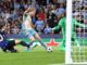 El jugador belga del City Kevin De Bruyne (C) en acción anre Hakan Calhanoglu (L) y el portero Yann Sommer durante el partido de la UEFA Champions que han jugado Manchester City e Inter en Manchester, Reino Unido. EFE/EPA/ADAM VAUGHAN