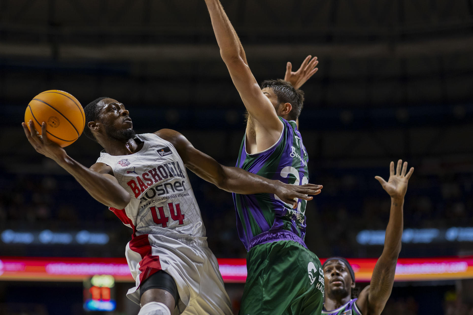 El base estadounidense de Baskonia, Kamar Baldwin (i), con el balón ante la defensa del alero francés de Unicaja, Killian Tillie, durante el tercer partido del Torneo Costa del Sol disputado hoy sábado en el Palacio de Deportes José María Martín Carpena de Málaga. EFE/Carlos Díaz.
