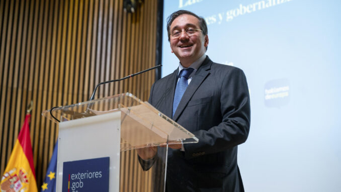 El ministro de Asuntos Exteriores, Unión Europea y Cooperación, José Manuel Albares, inaugura la jornada 'Las mujeres deciden en Europa. Mujeres y gobernanza europea', organizada por la Fundación Alternativas, este viernes en Madrid. EFE/ Fernando Villar
